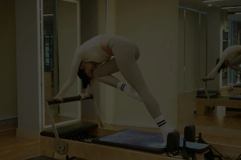 Mujer haciendo pilates en una máquina